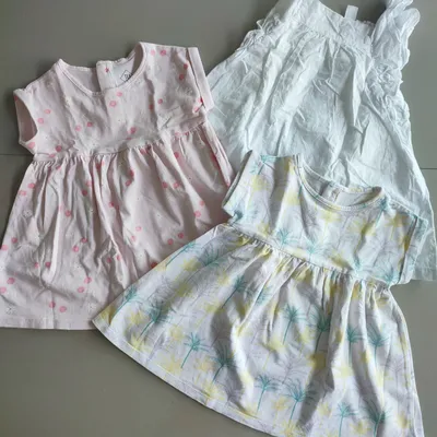 Lot 3 robes bébé fille 18 mois Tex – Blanche argentée + Palmiers + Rose cerises – Très bon état – 18 mois